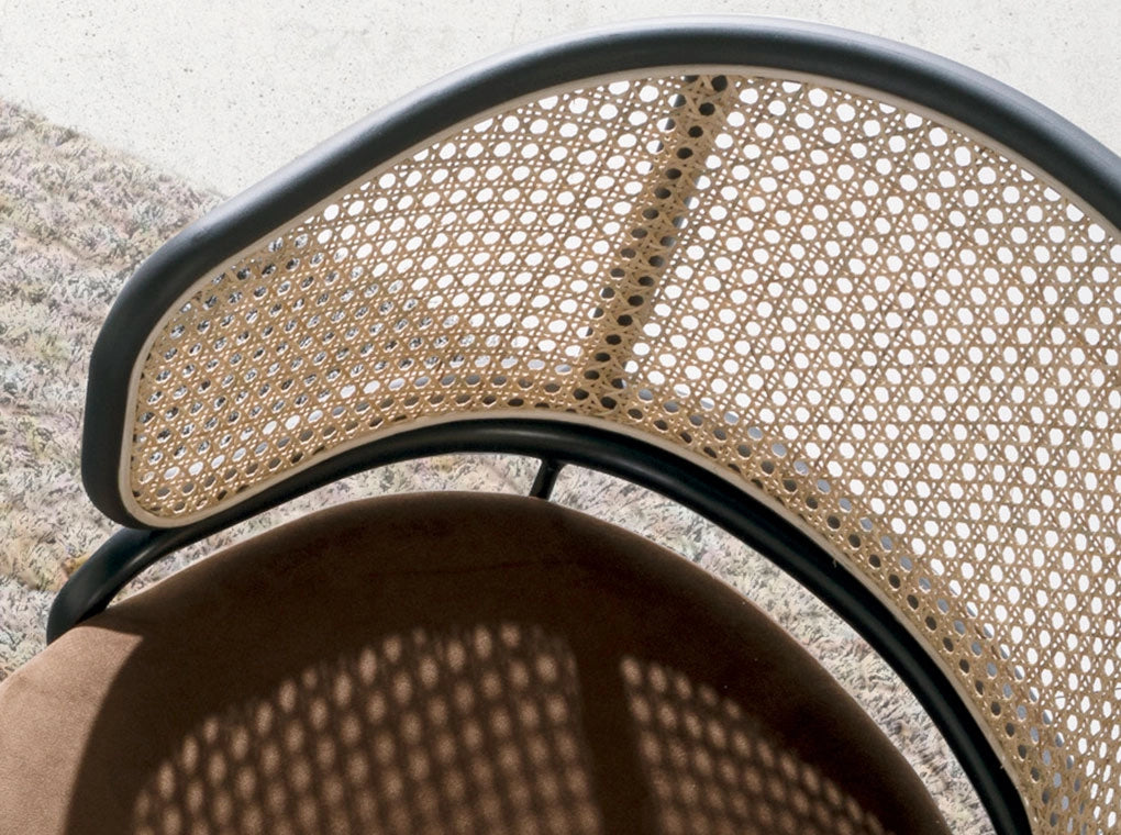 Sedia girevole in rattan e velluto marrone