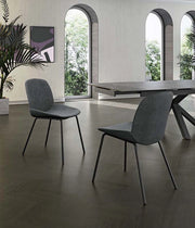 Sedia da pranzo Eva con seduta rivestita in tessuto grigio scuro e struttura in polipropilene - Base in metallo nero - Dimensioni 46x57x80 cm