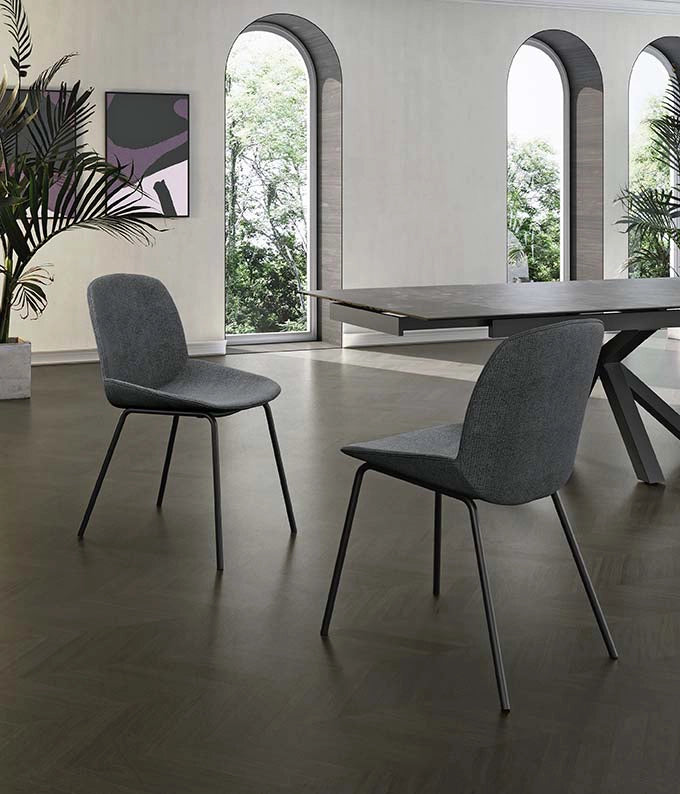 Sedia da pranzo Eva con seduta rivestita in tessuto grigio scuro e struttura in polipropilene - Base in metallo nero - Dimensioni 46x57x80 cm