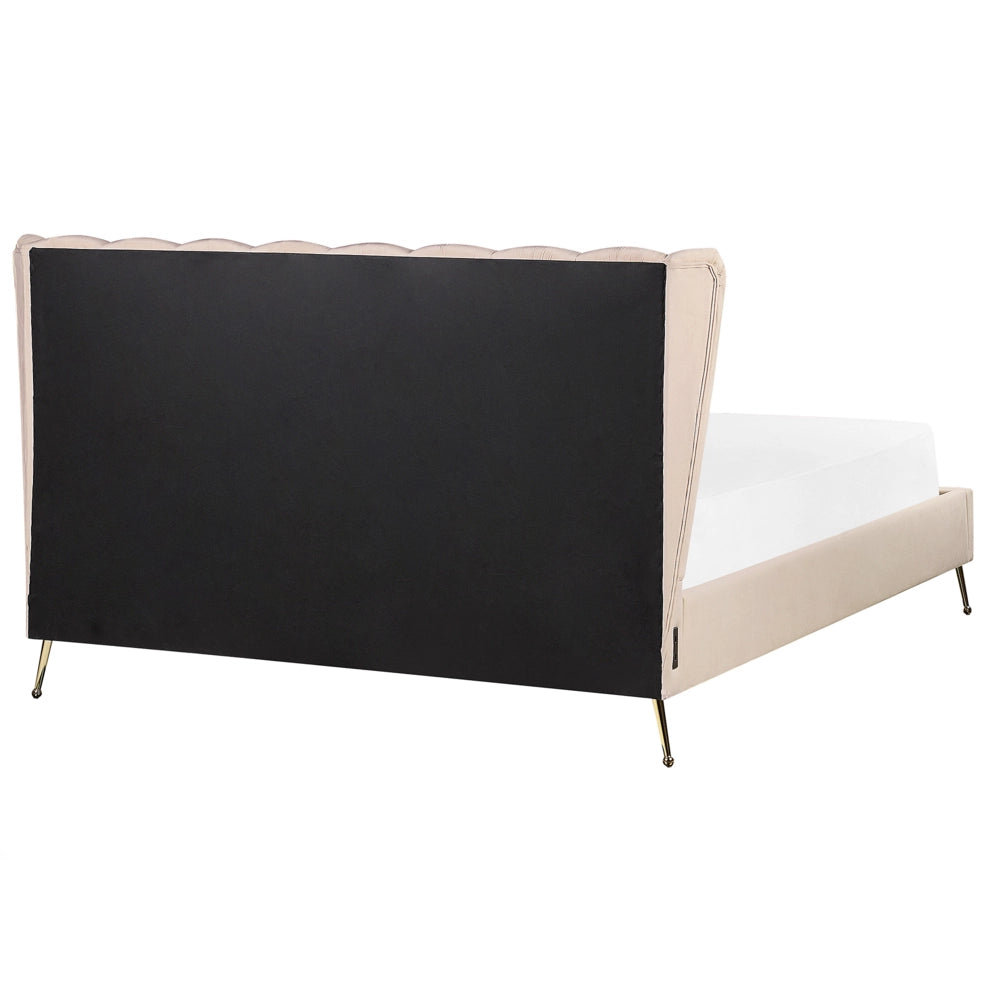 Letto in velluto beige rivestito con gambe in metallo dorato UE Dimensioni doppie 160 x 200 cm con testata con porta USB Camera da letto moderna e glam.