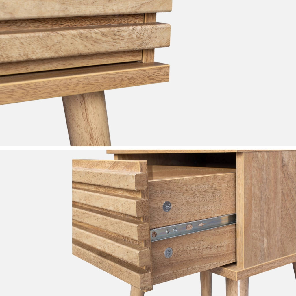 Comodino scandinavo con decori in legno scanalato, marrone naturale