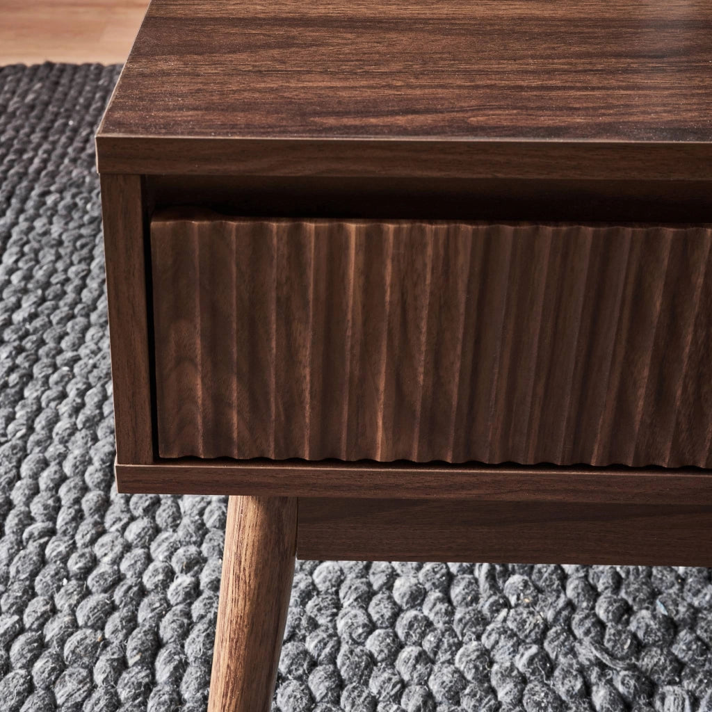 Tavolino scandinavo, decoro in legno scanalato, 2 nicchie, 1 cassetto,