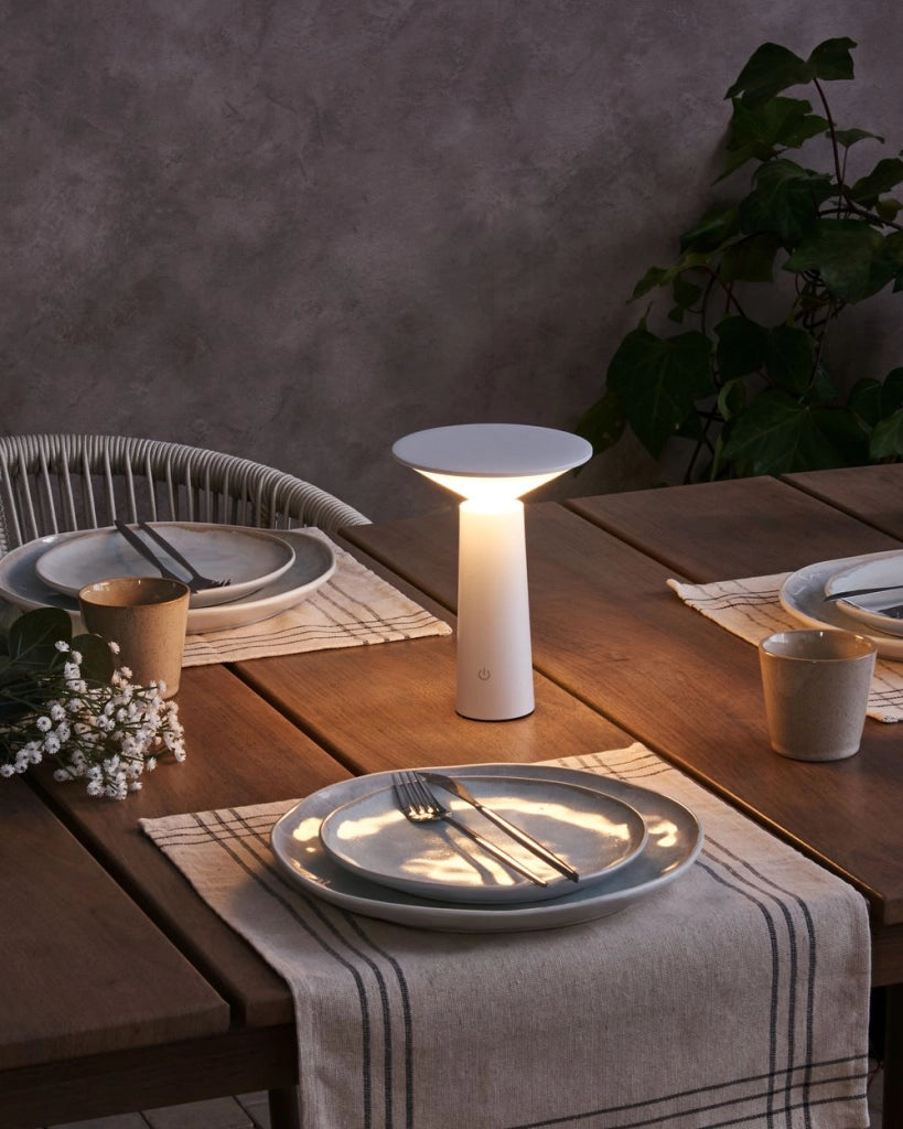 Lampada da tavolo in ferro bianco per interni e per esterni stile moderno