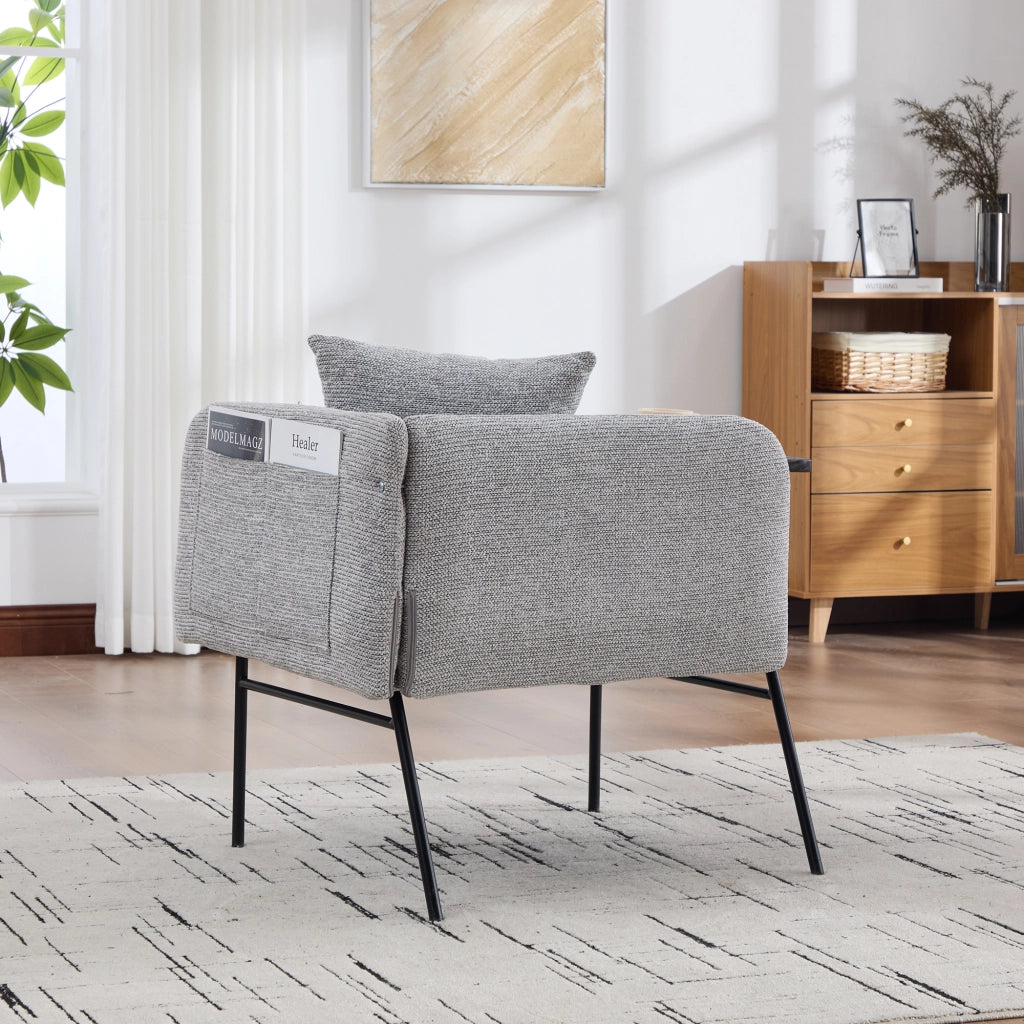Poltrona moderna in chenille grigia con tavolino laterale e tasche portaoggetti