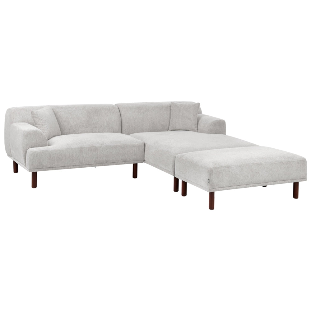 Divano ad angolo sinistro in tessuto grigio chiaro lato sinistro con pouf e gambe in legno stile minimalista