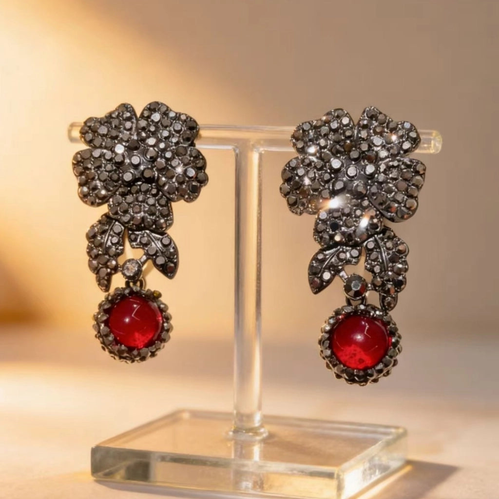 Orecchini a petalo retr¨°-chic, sofisticati e lussuosi, interamente tempestati di diamanti e con cristalli rossi.