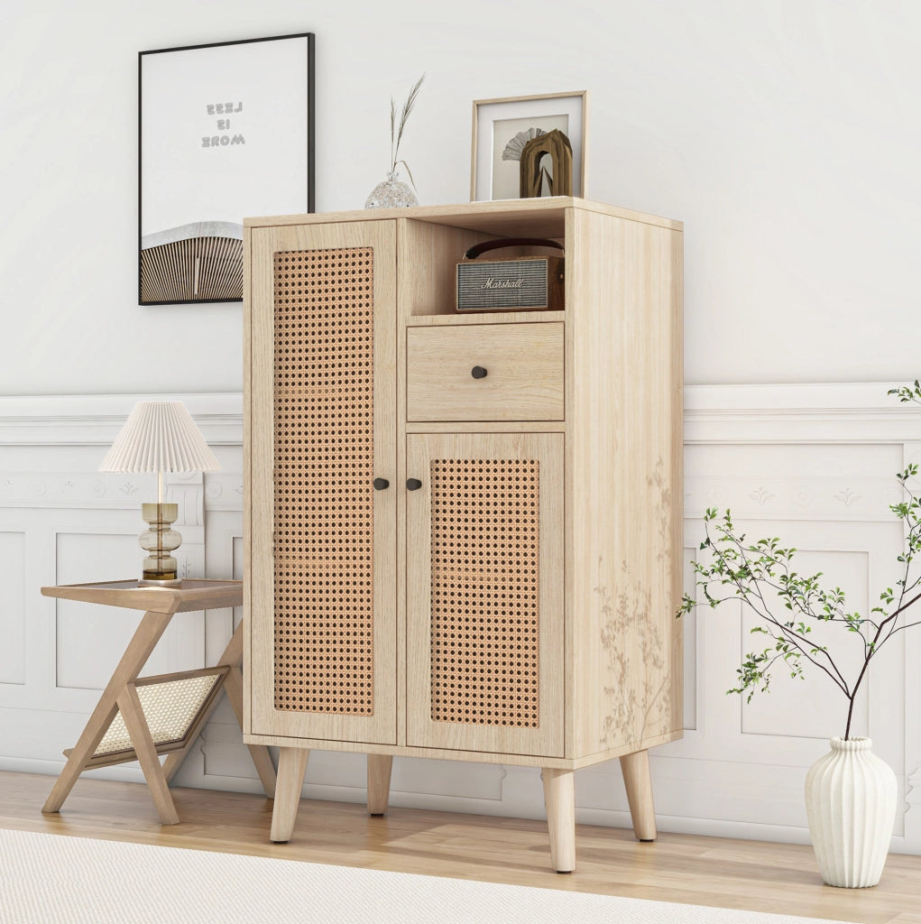 Credenza da soggiorno 60x40x101 cm in truciolare effetto rovere; 2 ante in rattan e 1 cassetto