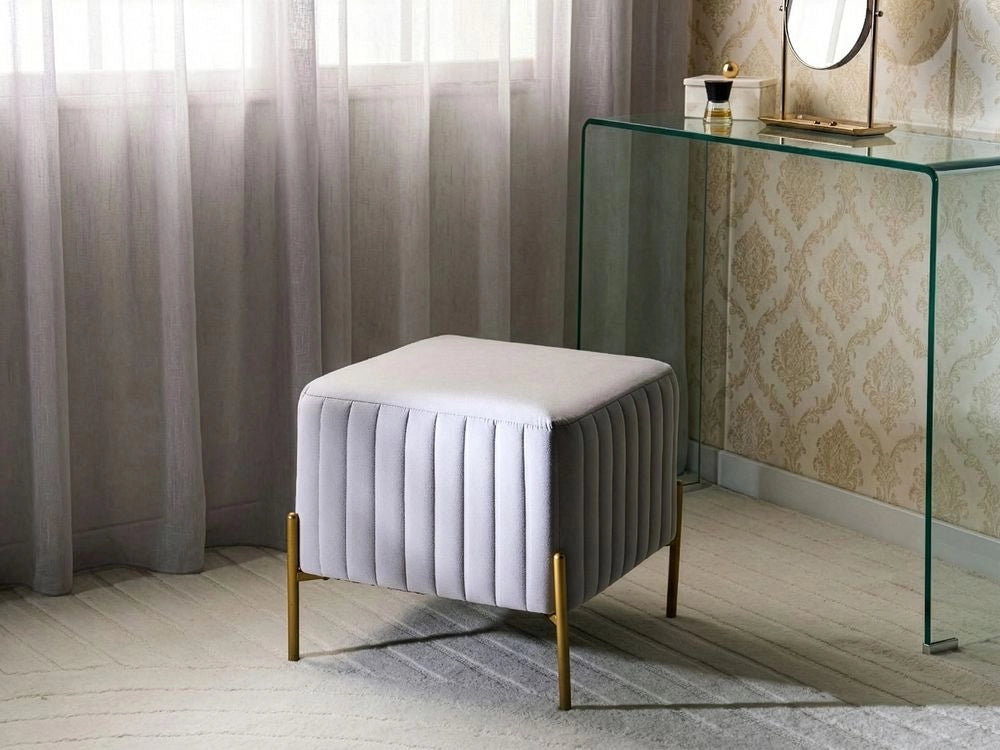 Pouf rivestito in velluto grigio con gambe in metallo dorato seduta quadrata 47 x 47 cm per un salotto glamour