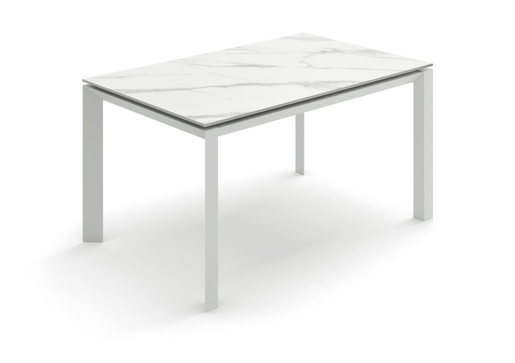 Tavolo Allungabile Account 24, Top in Ceramica Marmo Calacatta Opaca, Struttura in Metallo Verniciato Bianco, Dimensioni 140/220 cm