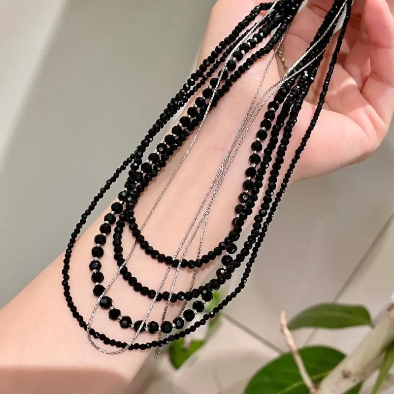 Collana vintage multistrato con cristalli neri: gioiello fatto a mano con perline.