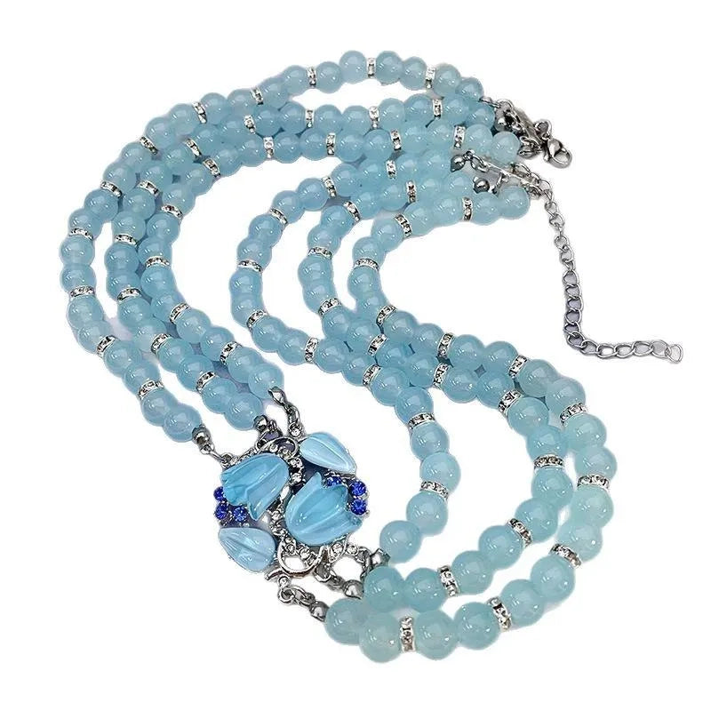 Set composto da collana e orecchini con cristalli blu: gioielli realizzati a mano con perline.