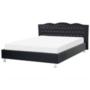 Letto 180 x 200 cm in ecopelle nera con cornice imbottita con bottoncini in cristallo con finiture per la testa dei chiodi