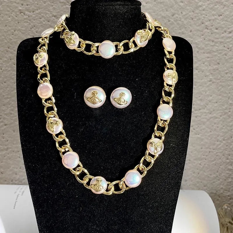Set di collana, bracciale e orecchini di perle fatti a mano: gioielli con perline.