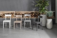 E-STYLO Sedia in legno laccato bianco con seduta rivestita in similpelle, imbottita, 44cm X 45cm H. 82cm.