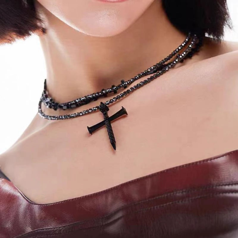 Collana con croce nera multistrato fatta a mano, regalo di Natale o compleanno.