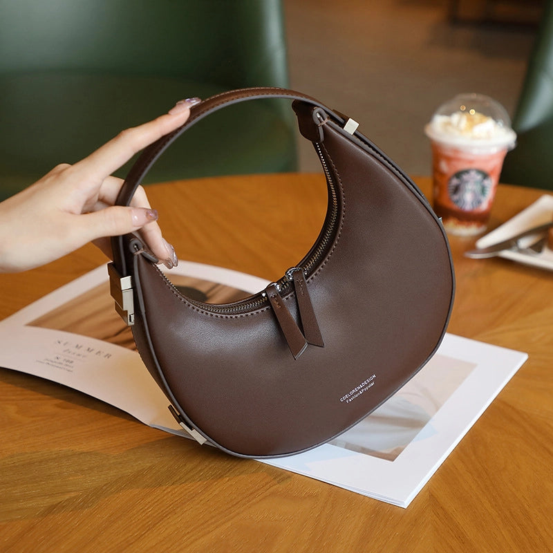 Borsa a tracolla da donna in vera pelle, modello Crescent Bag Moon Bag, colore marrone.