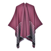 Mantella calda da donna reversibile in maglia con spacco e nappine.