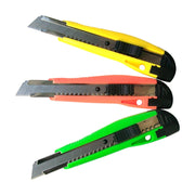 Cutter universale in plastica con 3 lame da 18mm