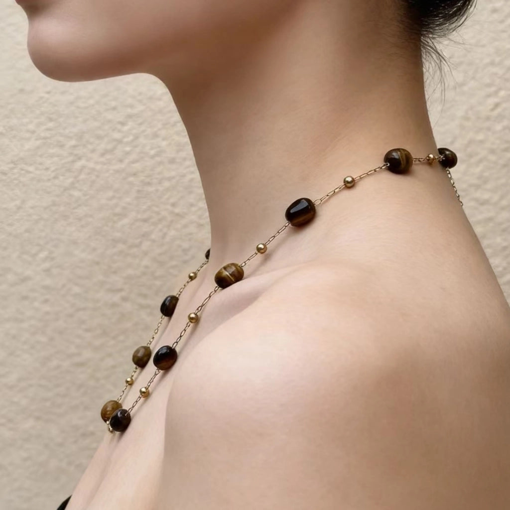 Collana in stile boh¨¦mien minimalista con perline di ambra effetto tartaruga.