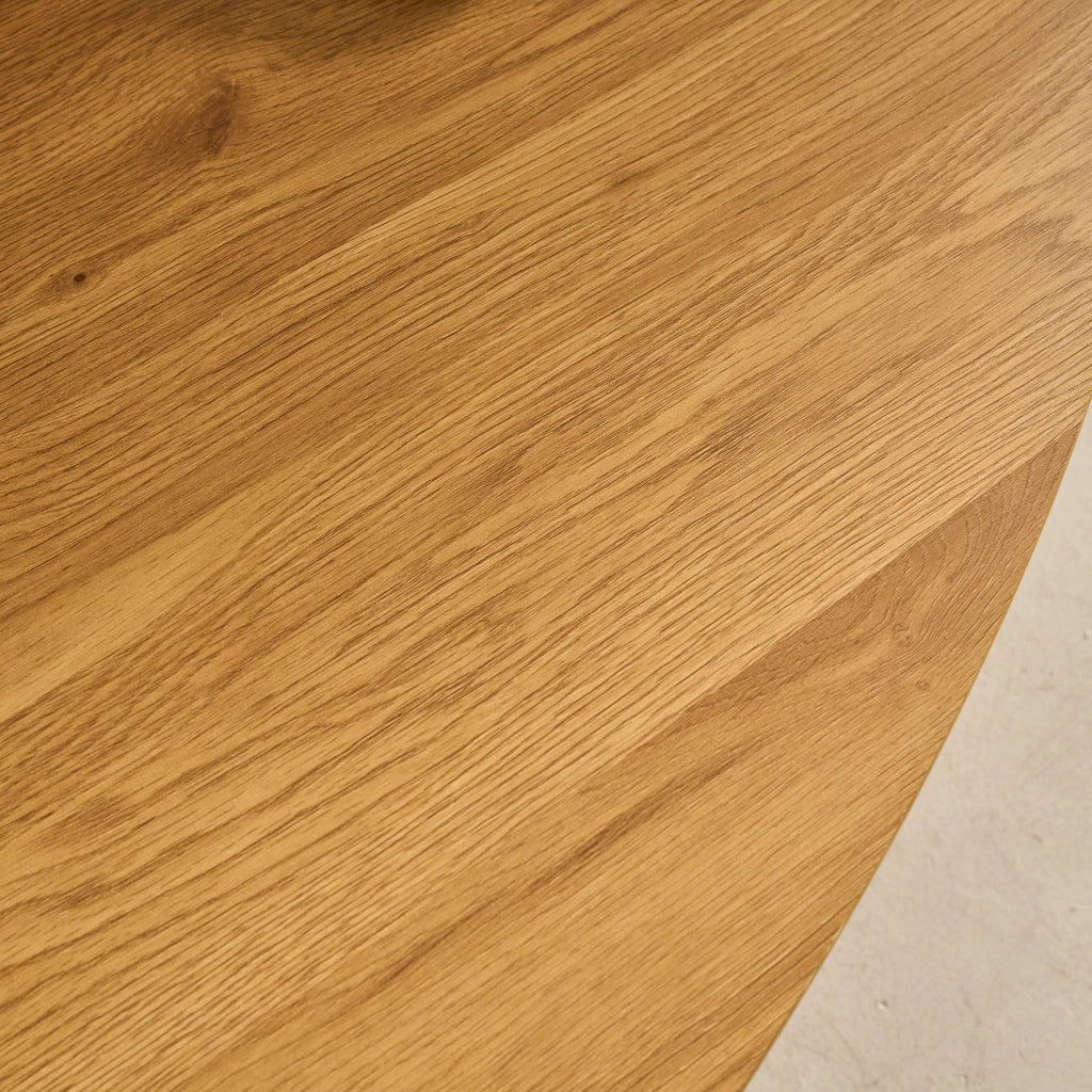 Tavolino ovale con gambe in metallo nero e effetto rovere, quercia