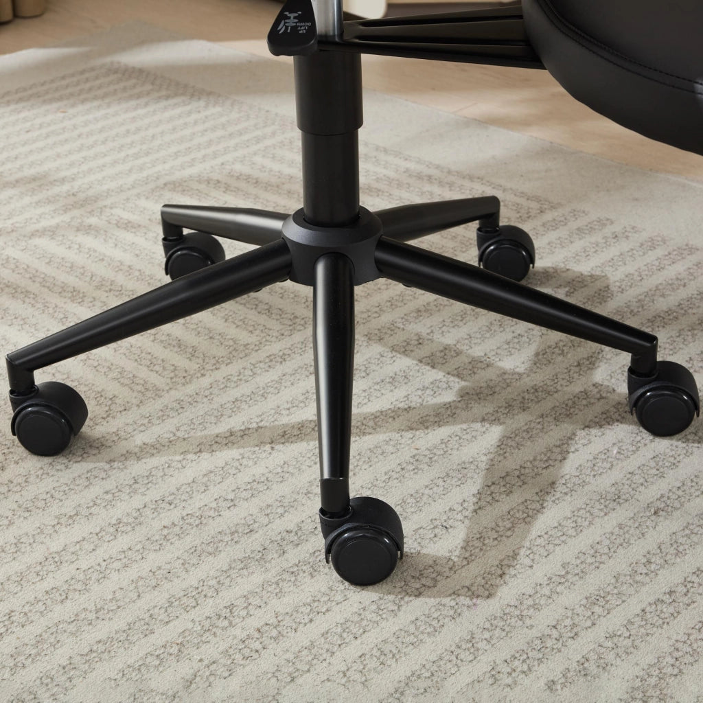 Sedia da ufficio ergonomica con seduta flessibile, poggiapiedi girevole e supporto lombare in pelle PU nera