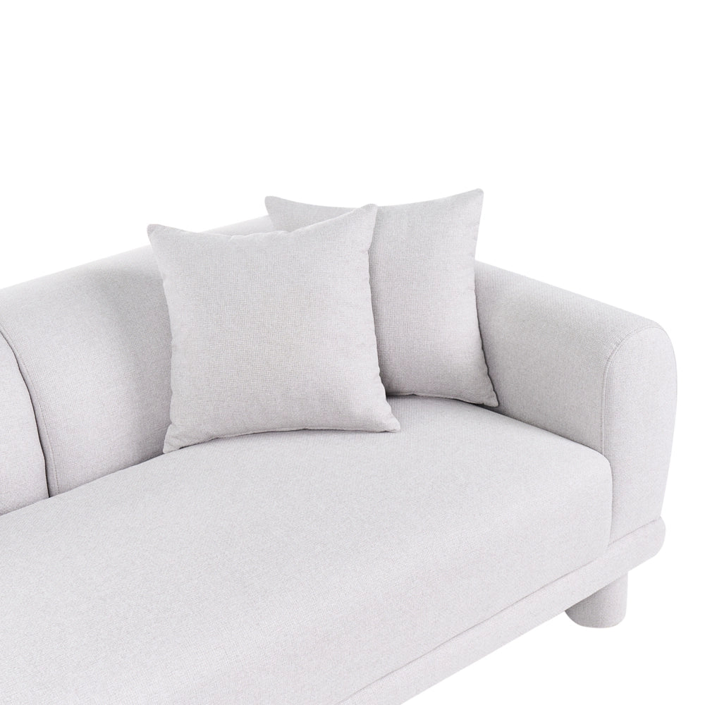 Divano a 3 posti in tessuto grigio chiaro con cuscini decorativi extra e gambe rivestite stile retrò-moderno