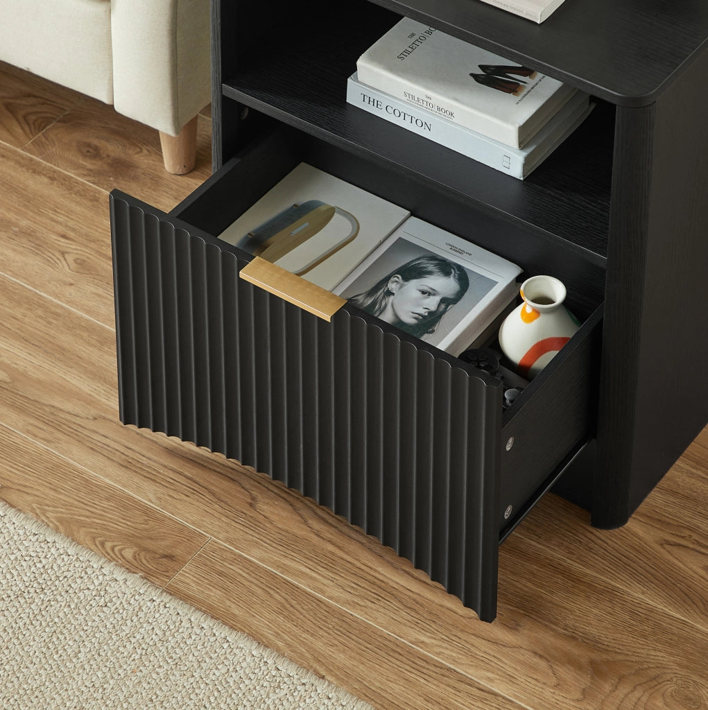 Comodino nero scanalato con cassetto e vano portaoggetti