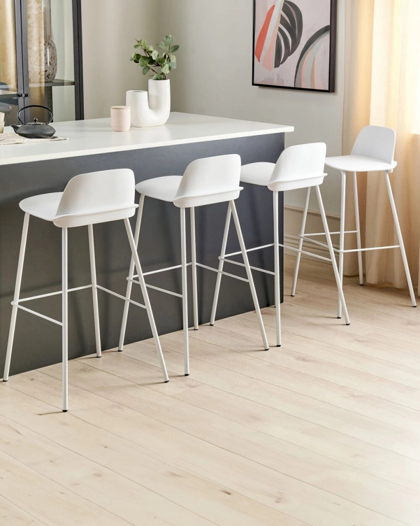 Set di 4 sgabelli da bar moderni in plastica bianca sintetica e gambe in metallo stile moderno contemporaneo