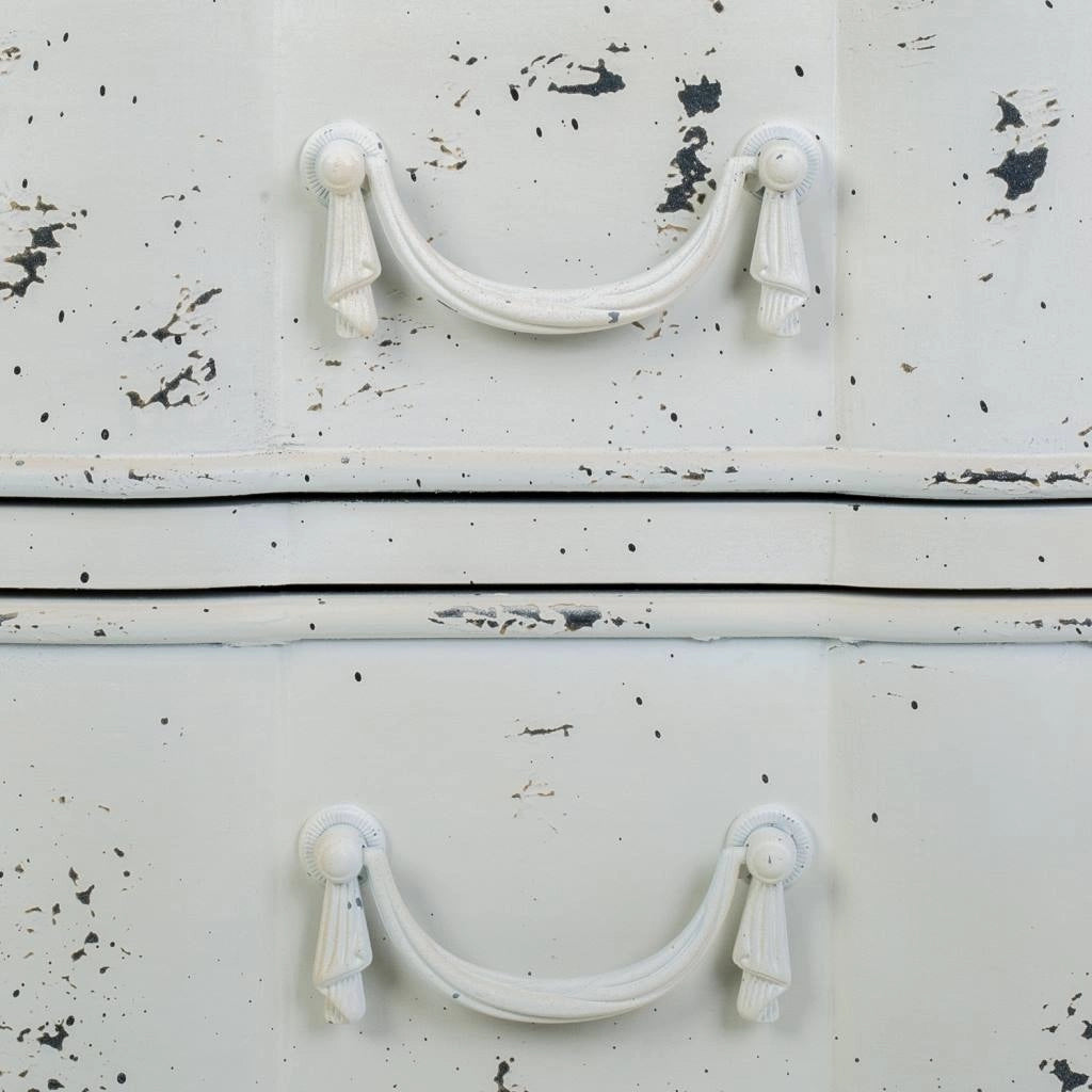 Comodino in legno laccato bianco invecchiato, dimensioni 50x40x70 cm.