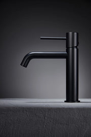 IMEX Miscelatore monocomando lavabo con corpo in ottone e zama cartuccia ceramica 26mm tubi flessibili tre ottavi finitura nero opaco serie MONZA Imex-BDM039-1NG