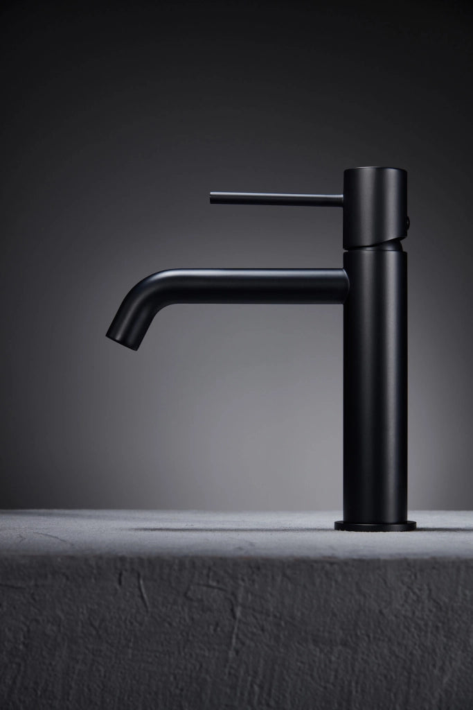 IMEX Miscelatore monocomando lavabo con corpo in ottone e zama cartuccia ceramica 26mm tubi flessibili tre ottavi finitura nero opaco serie MONZA Imex-BDM039-1NG