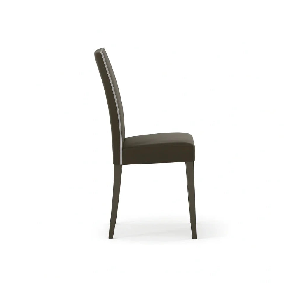 Set di 2 sedie da pranzo imbottite in similpelle tortora Alina con struttura in legno facili da pulire Made in Italy | Duzzle