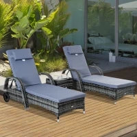 Set 2 Lettini Sdraio e 1 Tavolino da Giardino con Materassini Imbottiti e Ruote, in Polyrattan, Grigio