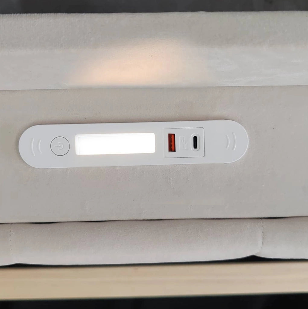 Letto imbottito singolo 90x200 cm in velluto beige con contenitore idraulico; USB e Type-C