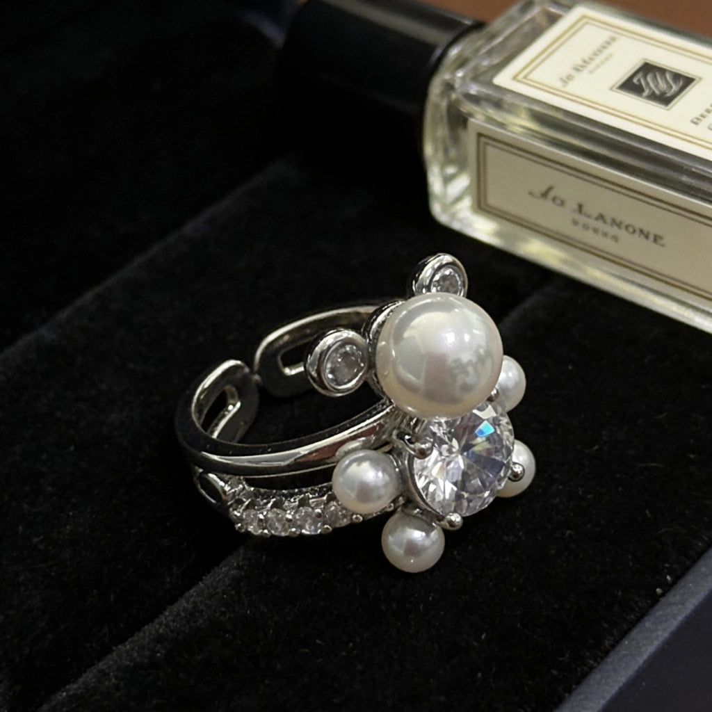 Anello di lusso con perla e zirconi scintillanti a forma di orsetto
