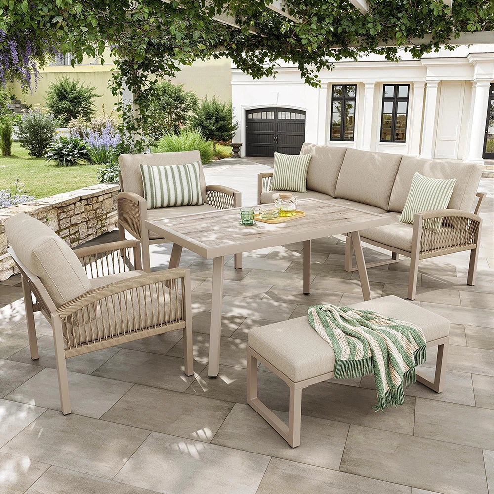 Set da giardino intrecciato a mano per 7 persone - Xylo - Struttura in ferro robusta con cuscini beige e tavolo in vetro effetto legno
