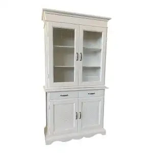 Credenza cristalliera Alberta in legno 2 ante con rilievo bianco anticato con zocolo sagomato