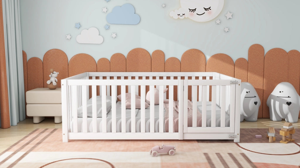 Letto a terra per bambini 140x200 cm in legno con sponde e cancelletto; senza rete; bianco
