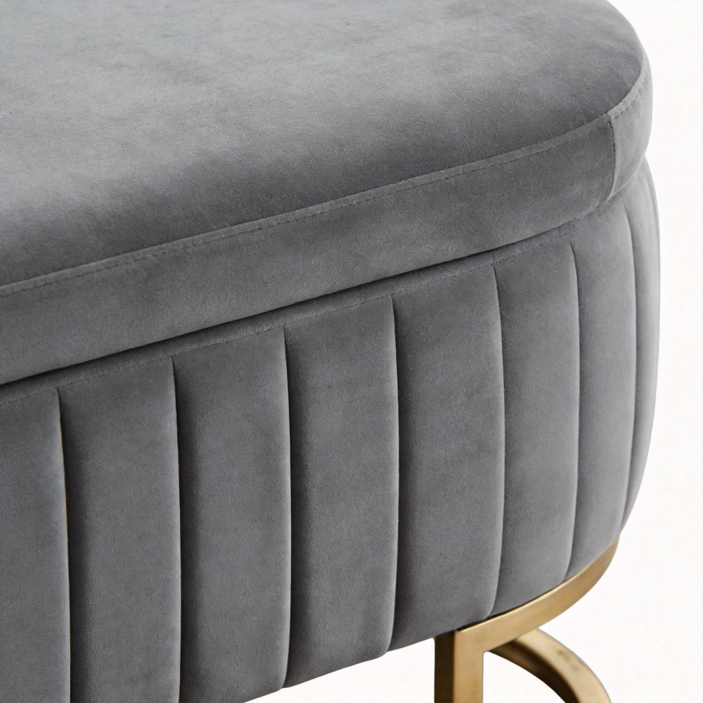 Panca contenitore in velluto grigio chiaro da 130 cm con piedini metallici dorati