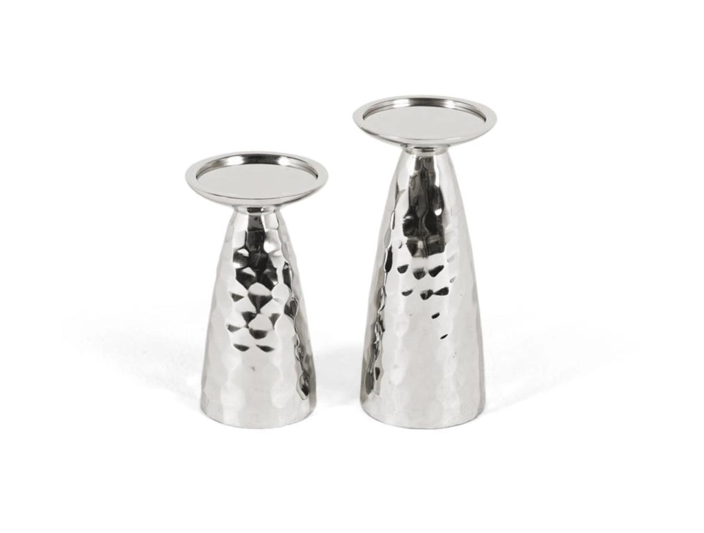 Set di due candelabri realizzati in alluminio lucido