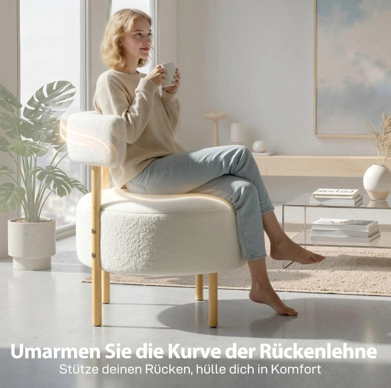 Poltrona lounge in bouclé crema con gambe effetto legno
