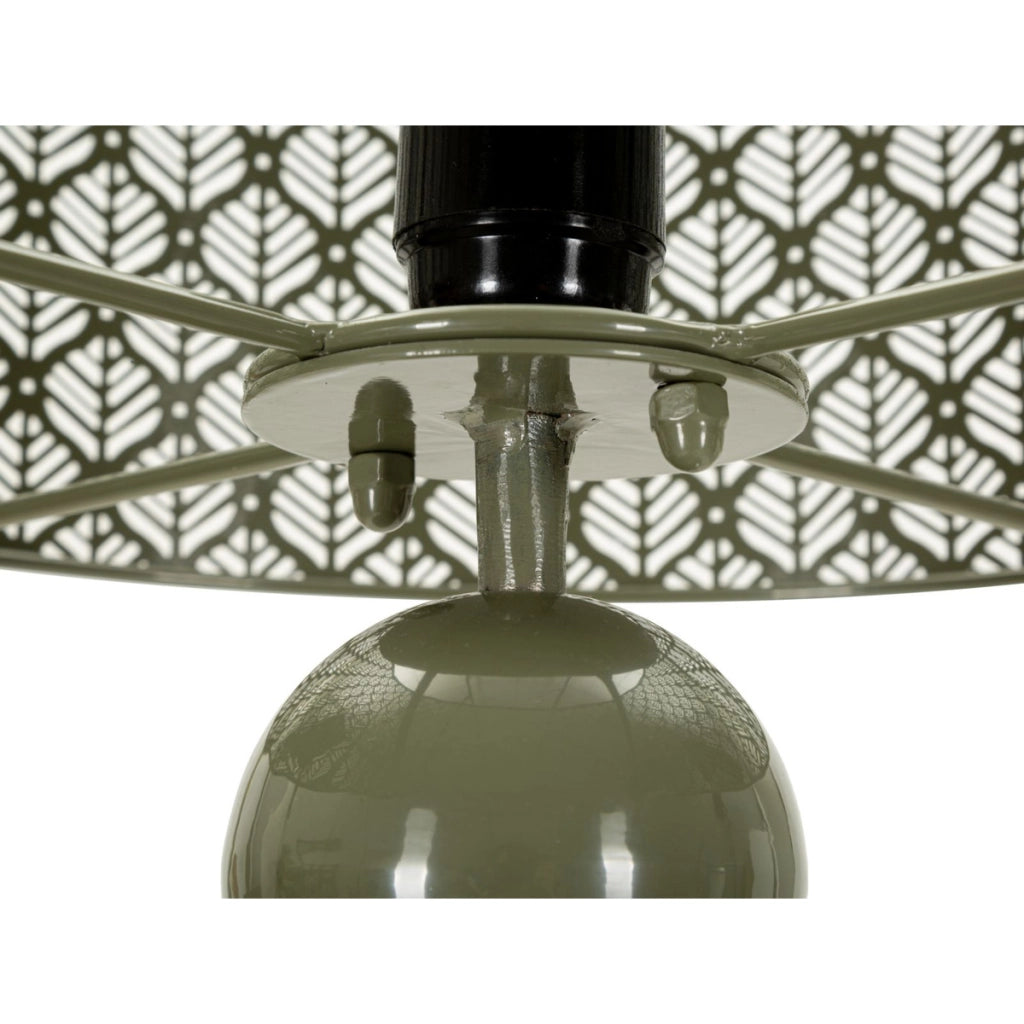 Lampada da tavolo in metallo verde con paralume intagliato