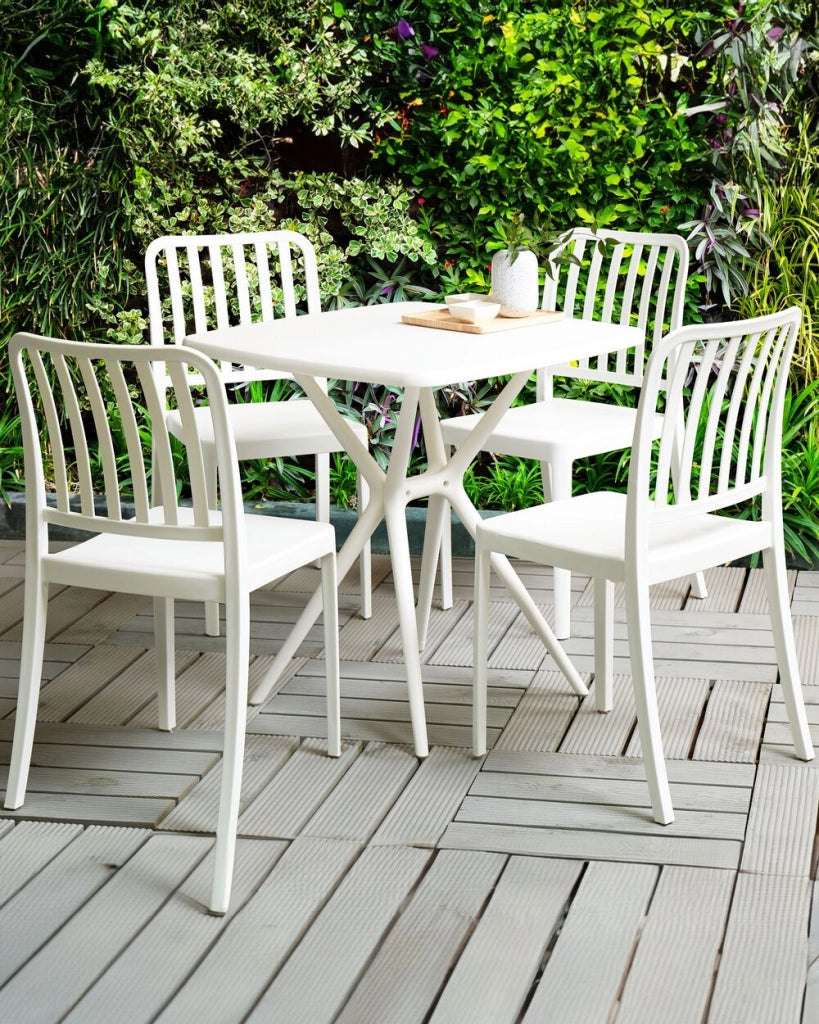 Set di 4 sedie da giardino in plastica bianca impilabili leggere per interni ed esterni resistenti agli agenti atmosferici