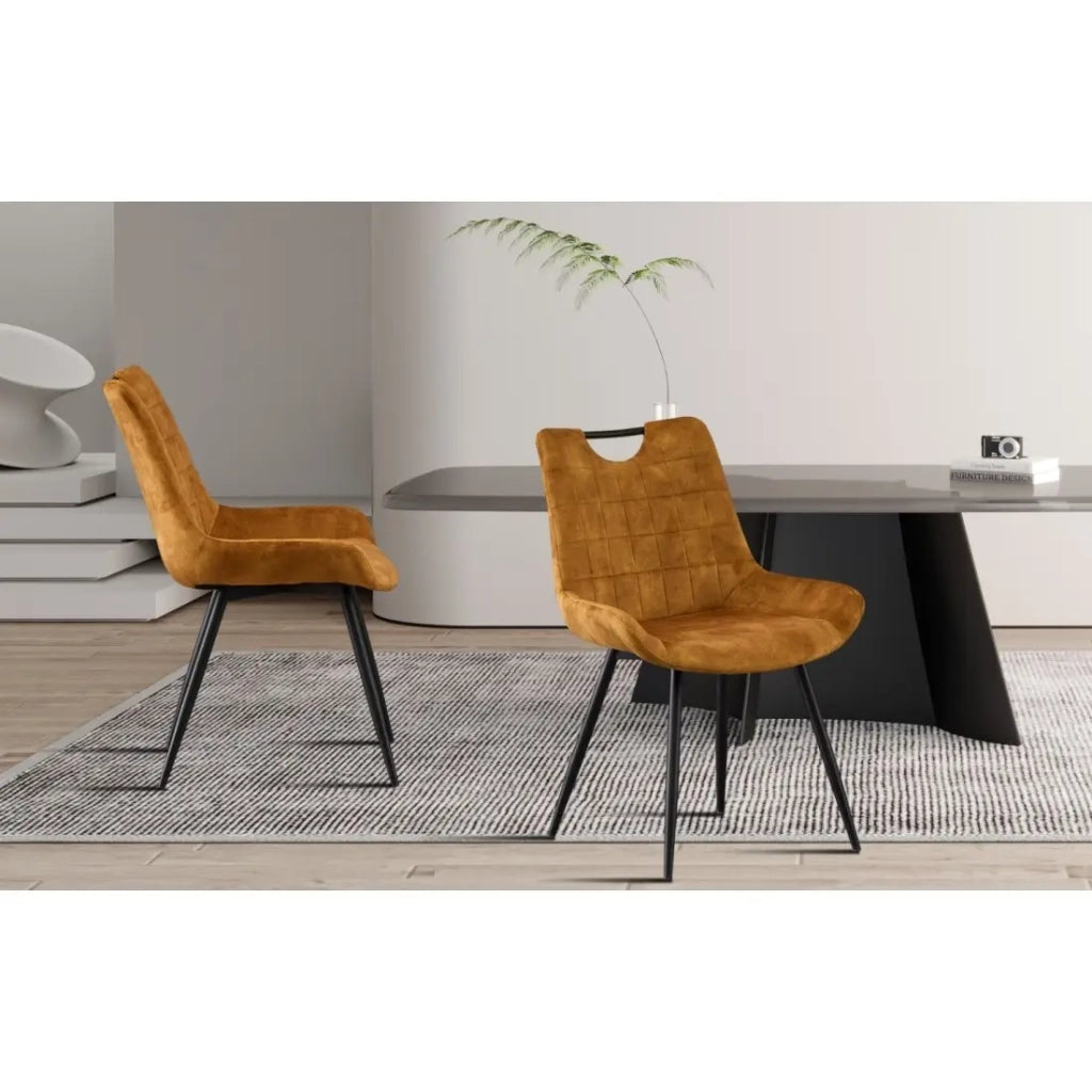 Sedia NINO – Velluto oro e gambe in metallo nero – H84 × L56 × P62.5 cm