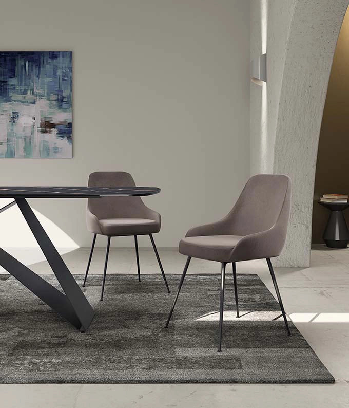 Sedia da pranzo Nandy in microfibra visone con gambe in metallo nero - Imbottita ed ergonomica - Stones