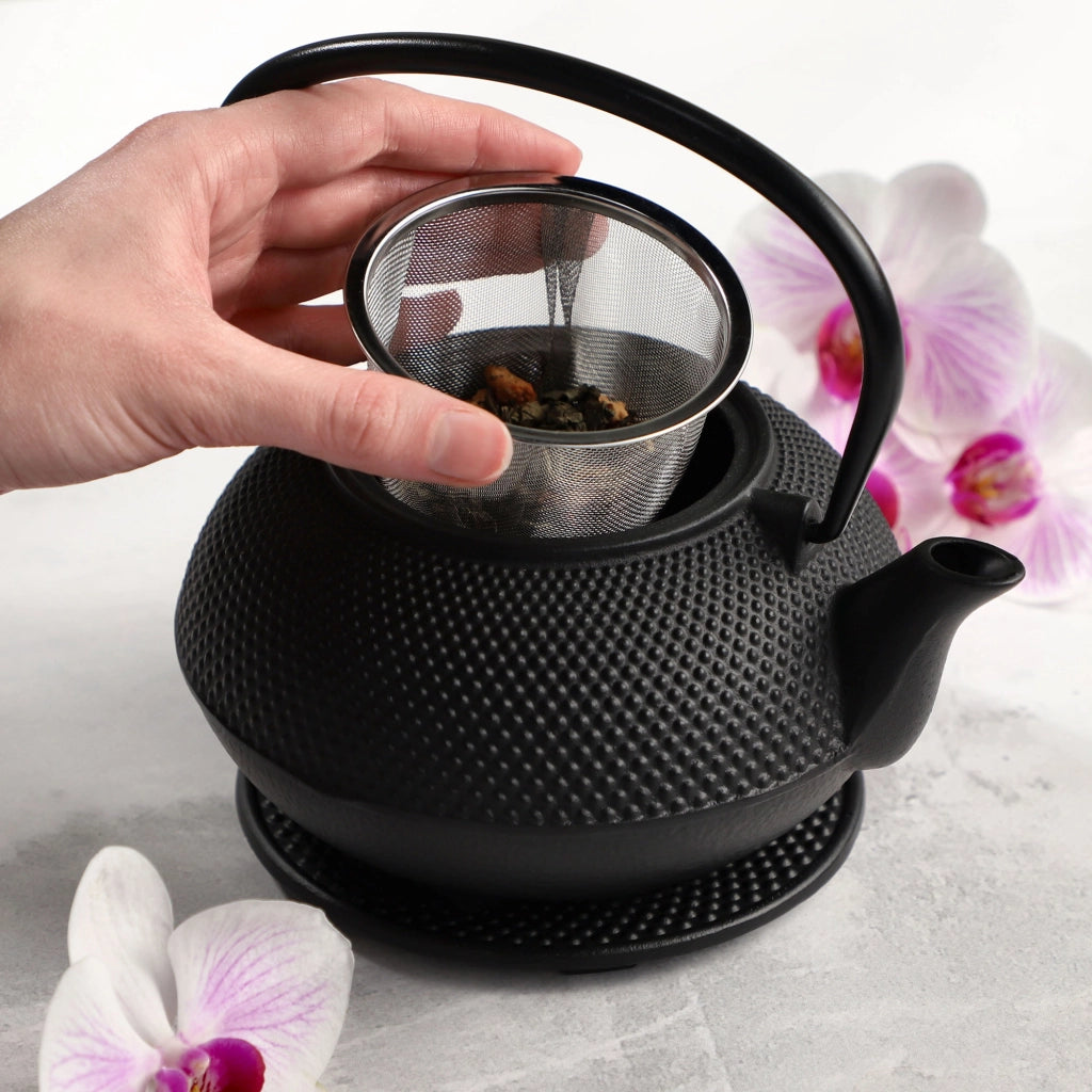 Teiera in ghisa KADAX con infusore per tisane, capacità 850 ml + 2 tazze, colore nero.