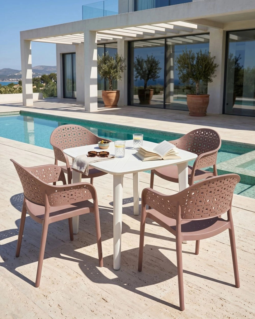 Set di 4 sedie da giardino in materiale sintetico marrone impilabili per interni ed esterni stile classico