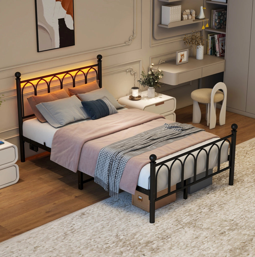Letto 120x200 cm con LED; USB e presa; struttura in metallo nera