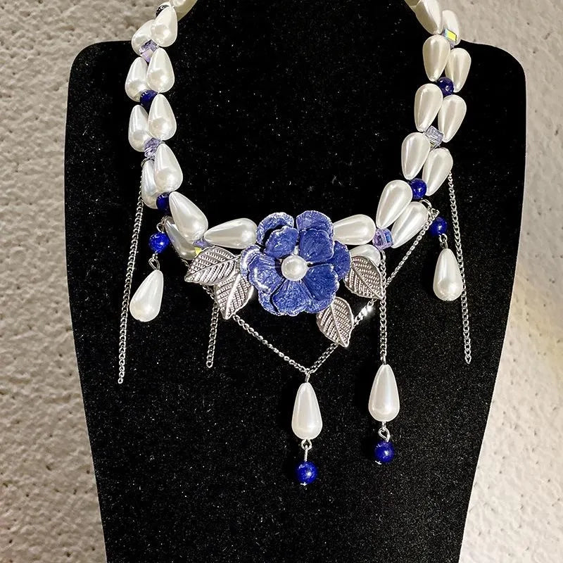 Collana fatta a mano con fiore blu e perla e nappa, regalo di Natale o di compleanno.