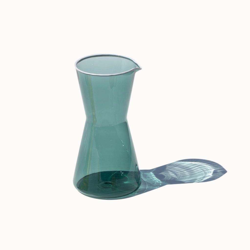 Zafferano Caraffa collezione Classy in vetro borosilicato soffiato a bocca color Verde Lago, design ergonomico e geometrico, manifattura artigianale